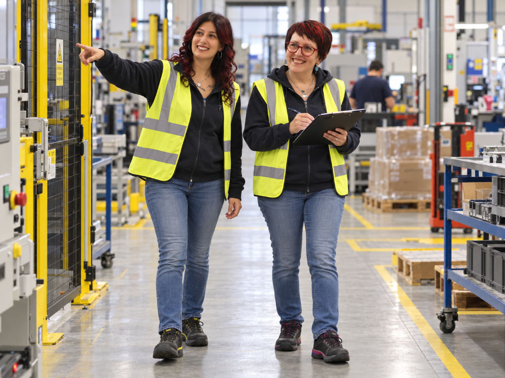 Katia Nadalini e Sara Belli durante un sopralluogo di consulenza sicurezza sul lavoro in un reparto produttivo